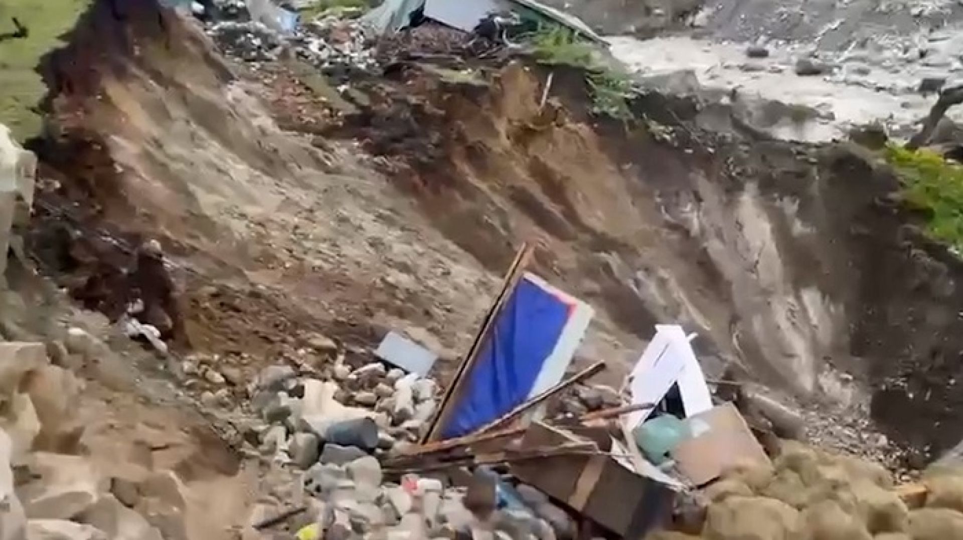 सप्तकोसीमा पानीको सतह बढ्दै, सोलुमा थामे खोलाले ५ घर बगायो 